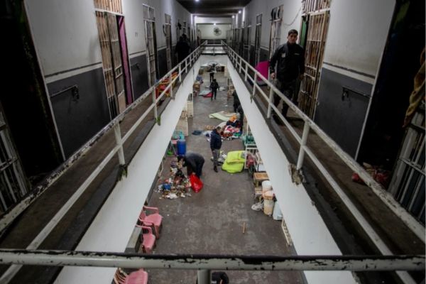 Requisa destapa arsenal de 500 celulares en cárcel de Coronel Oviedo