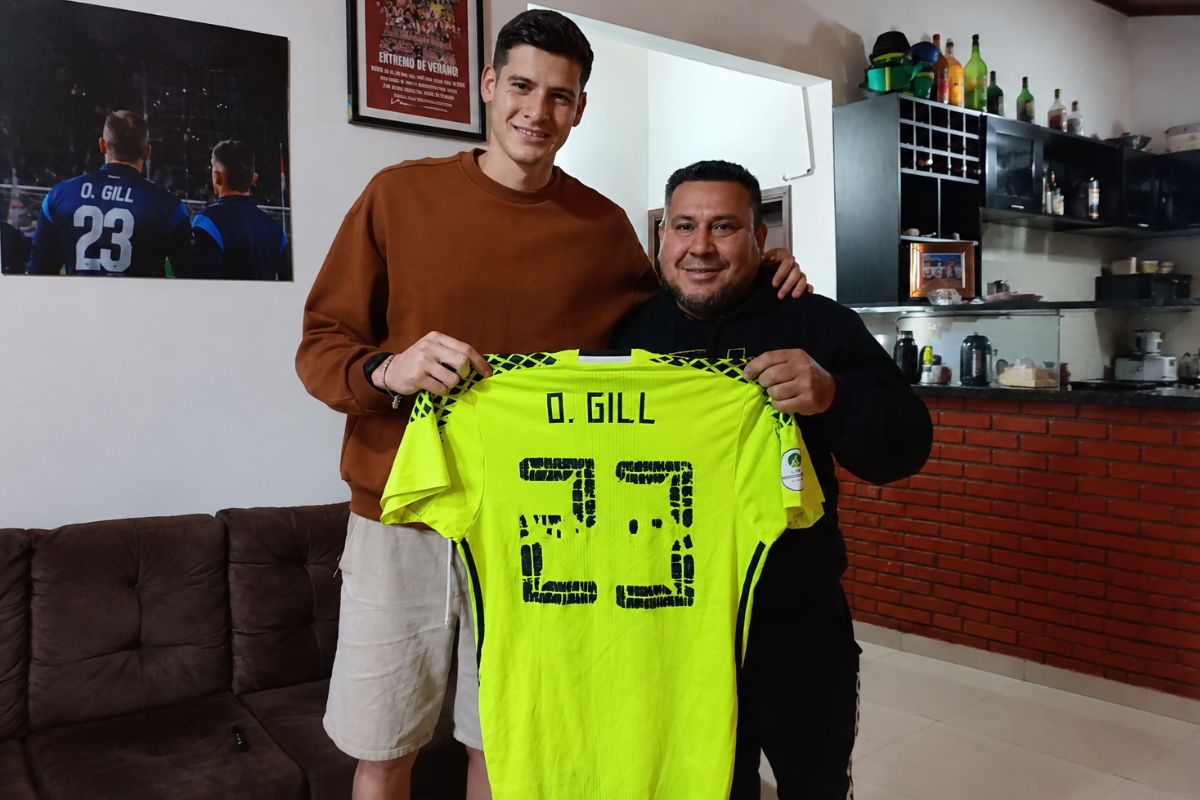 Orlando Gill recuperó la camiseta que vendió antes de llegar a la Albirroja