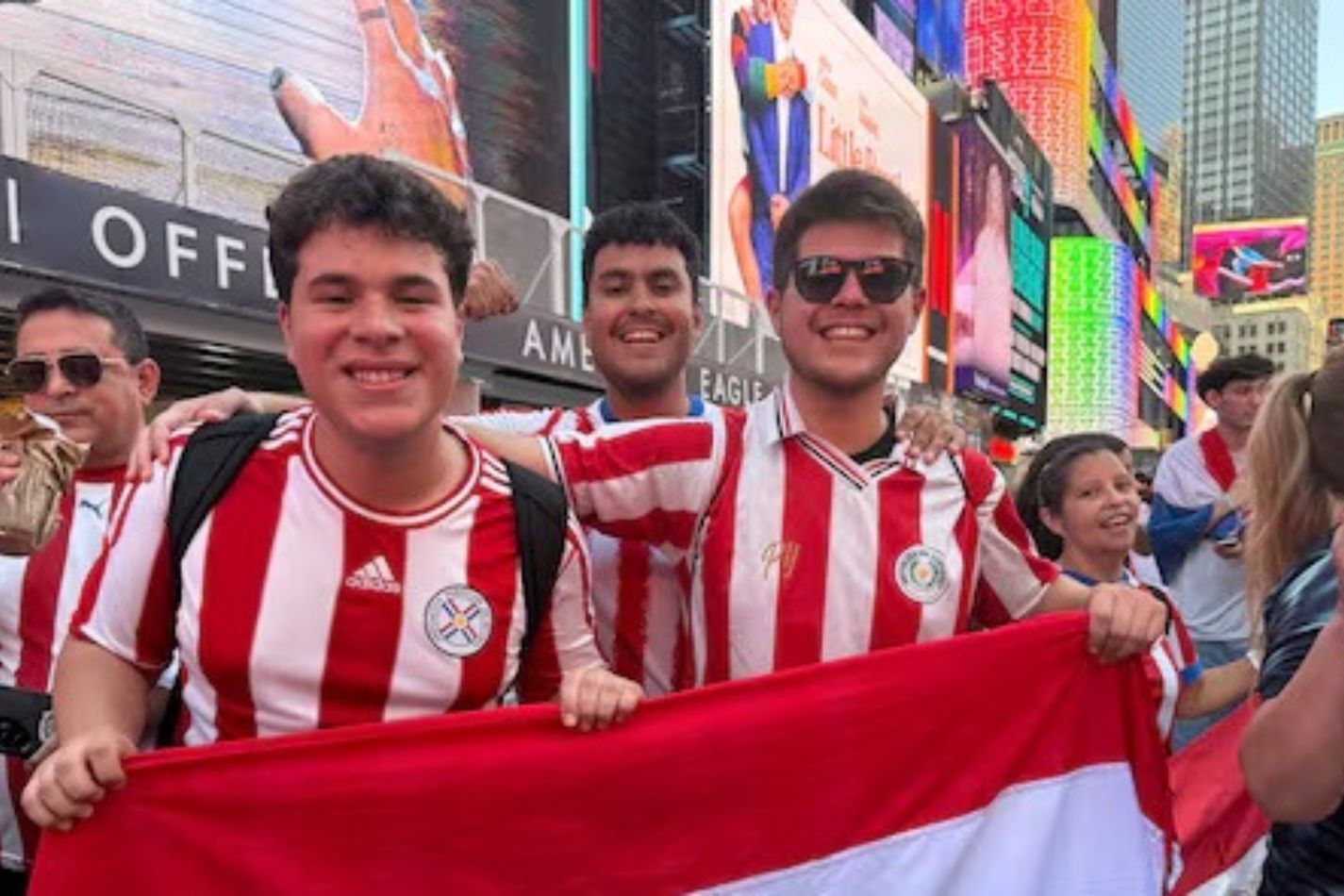 Times Square se tiñe de albirrojo antes del Paraguay vs. Francia