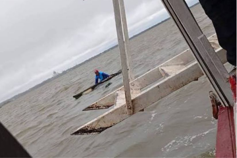 Rescatan a hombre que quedó a la deriva tras hundirse su canoa