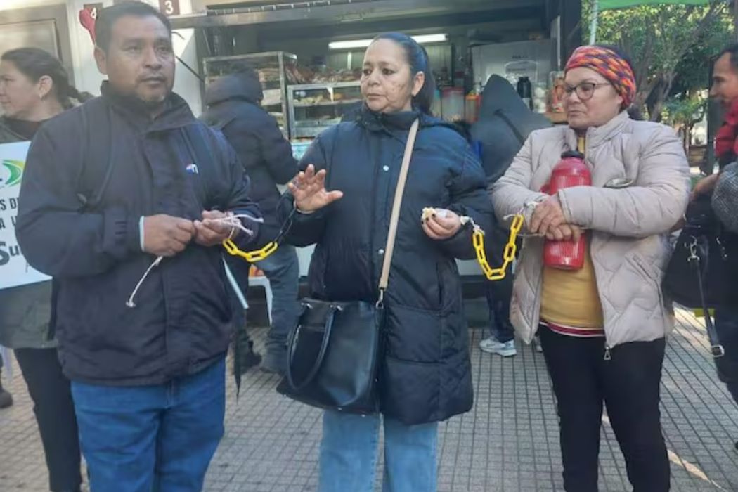 Víctimas de pagarés se encadenan frente al Poder Judicial