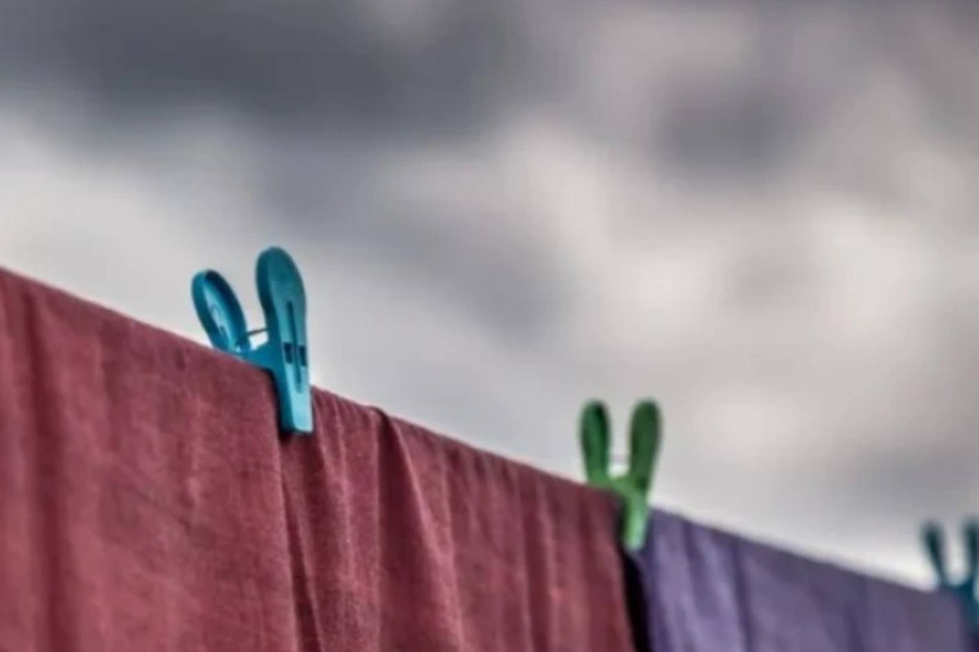 Cómo secar la ropa más rápido en invierno y evitar el haguino