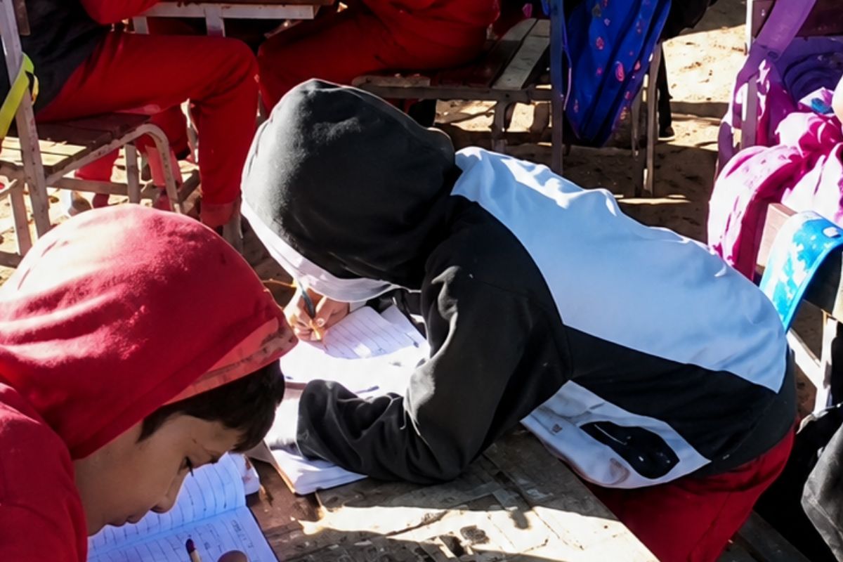 Niños reciben clases a la intemperie por falta de aulas en Canindeyú