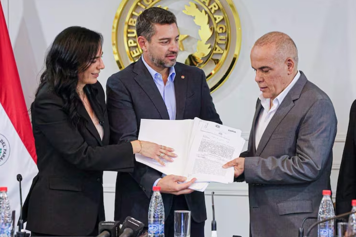 Gobierno impulsa préstamo de USD 286 millones para rutas mientras persiste crisis de medicamentos