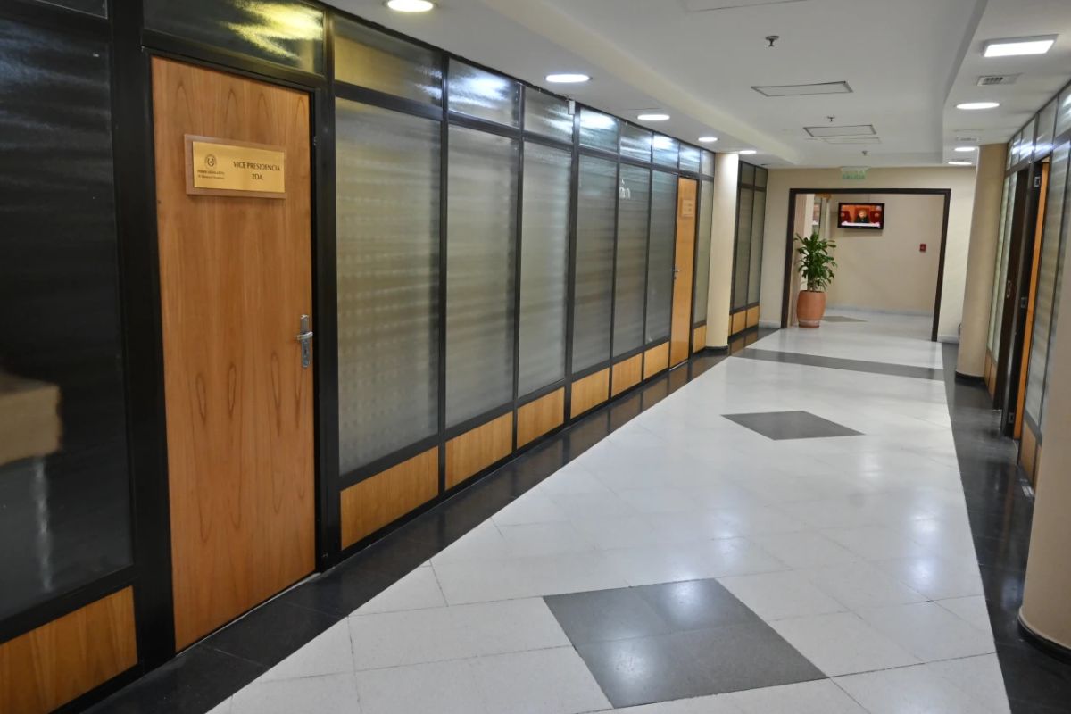 Senadores usan pasadizos internos para esquivar a la prensa