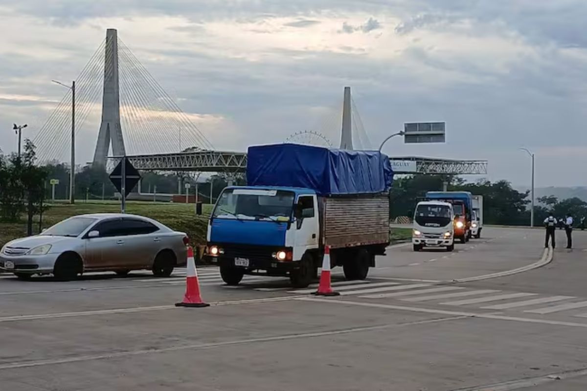 Camioneros bloquean el Puente de la Integración por cambios en el paso fronterizo