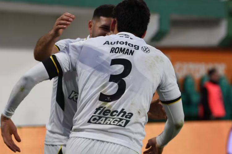 Fernando Román marcó y festejó como albañil